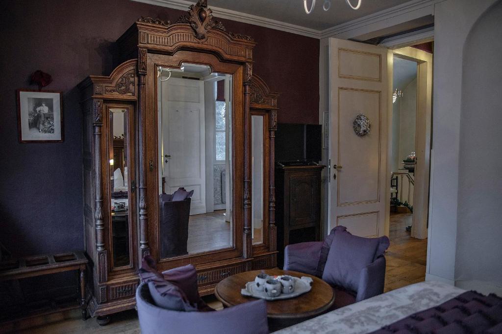 TV a/nebo společenská místnost v ubytování Dépendance Maison Géron