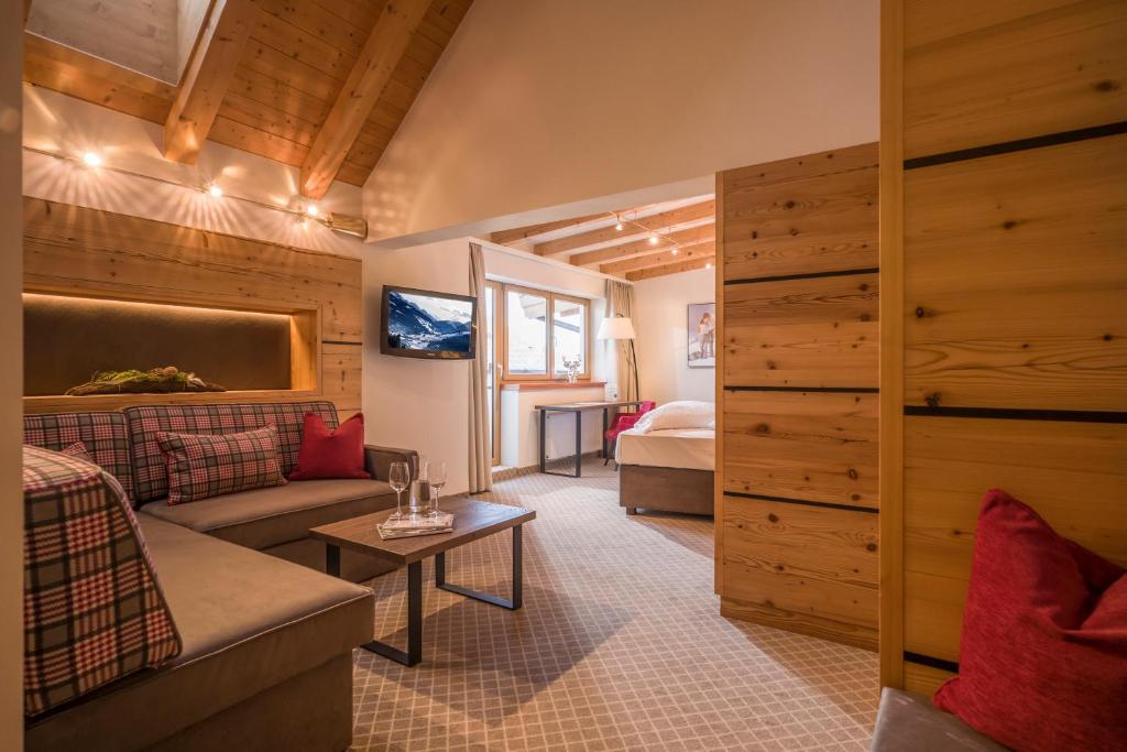 TV a/nebo společenská místnost v ubytování Alpen Glück Hotel Kirchberger Hof