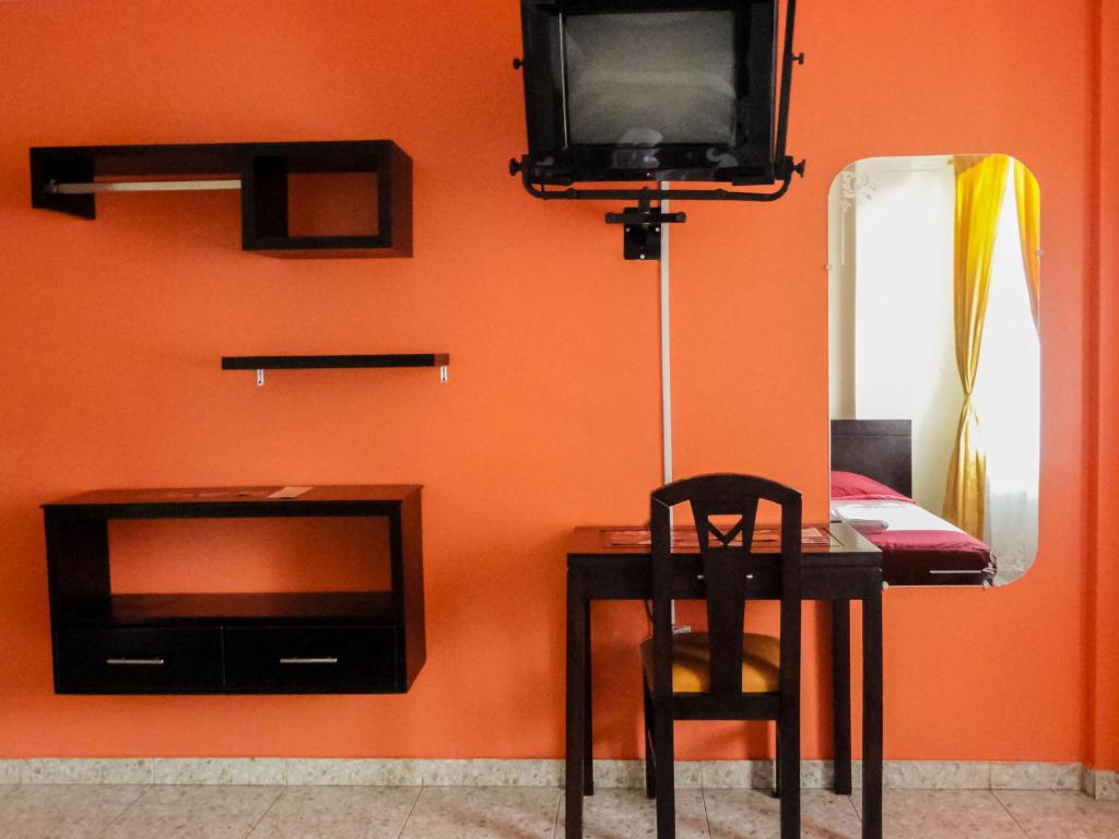 TV a/nebo společenská místnost v ubytování Hostal La Rosa Otavalo