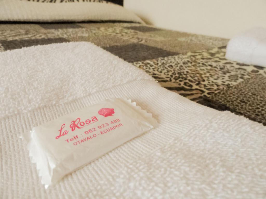 Postel nebo postele na pokoji v ubytování Hostal La Rosa Otavalo