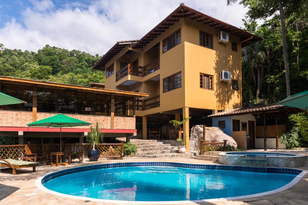 un resort con piscina e un edificio di Pousada Ilhote da Prainha a Ilhabela