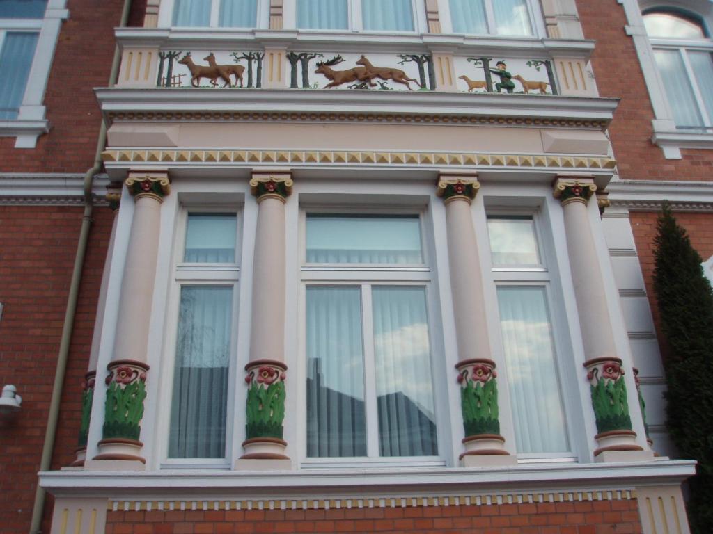 a building with a window with horses on it at Hotel Jugendstil in Hameln