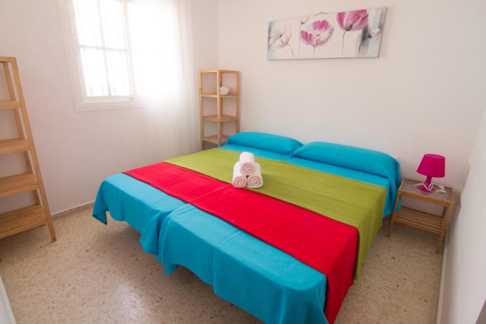 アルガロボ・コスタにあるAura Apartment Playaのベッドルーム1室(テディベア付きのベッド1台付)
