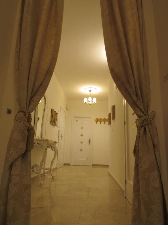ガリポリにあるCasa Vacanze Orchideaのカーテン付きの部屋、ドア付きの廊下
