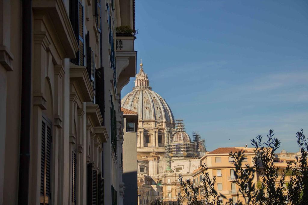 ローマにあるStazione San Pietro 20 Apartmentの遠くに大聖堂がある建物の景色