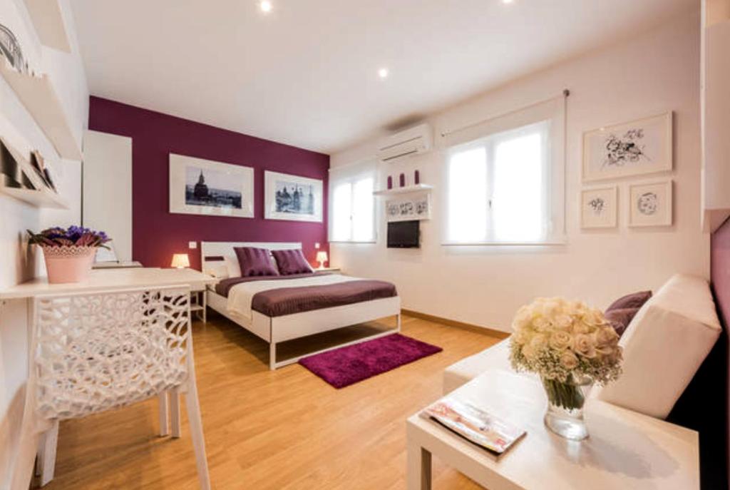 マドリードにあるApartamento en Calle Jardines - Madrid Centroのベッドルーム1室(ベッド1台付)、リビングルームが備わります。