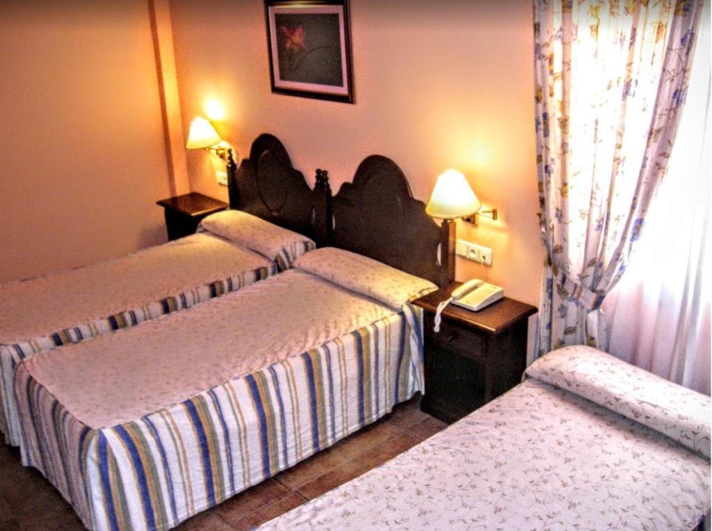 Łóżko lub łóżka w pokoju w obiekcie Albenzaire Hotel Asador