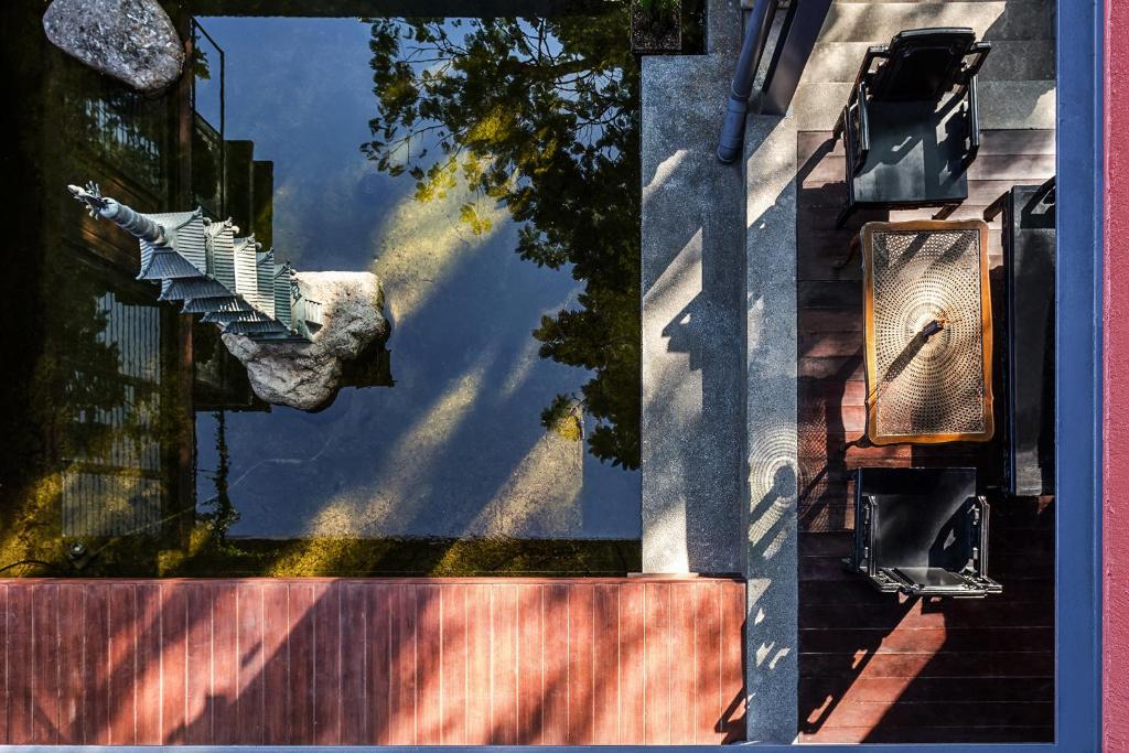 um reflexo do céu na janela de um edifício em JARITT NyMMANH em Chiang Mai