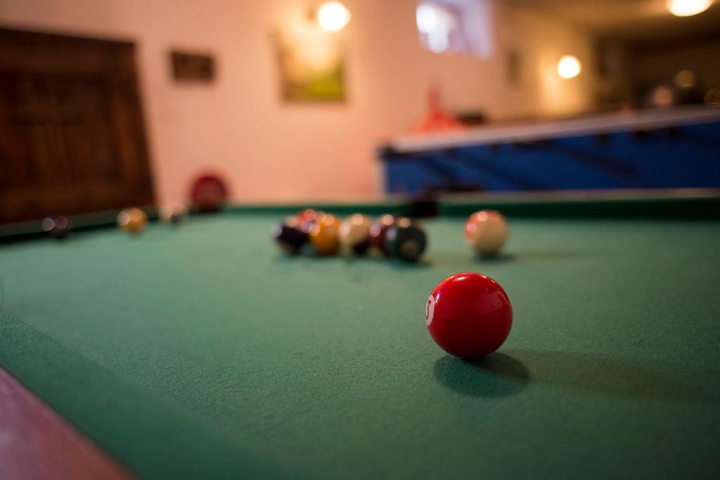 Biliár nebo kulečník v ubytování Albergo Punta Zerbion