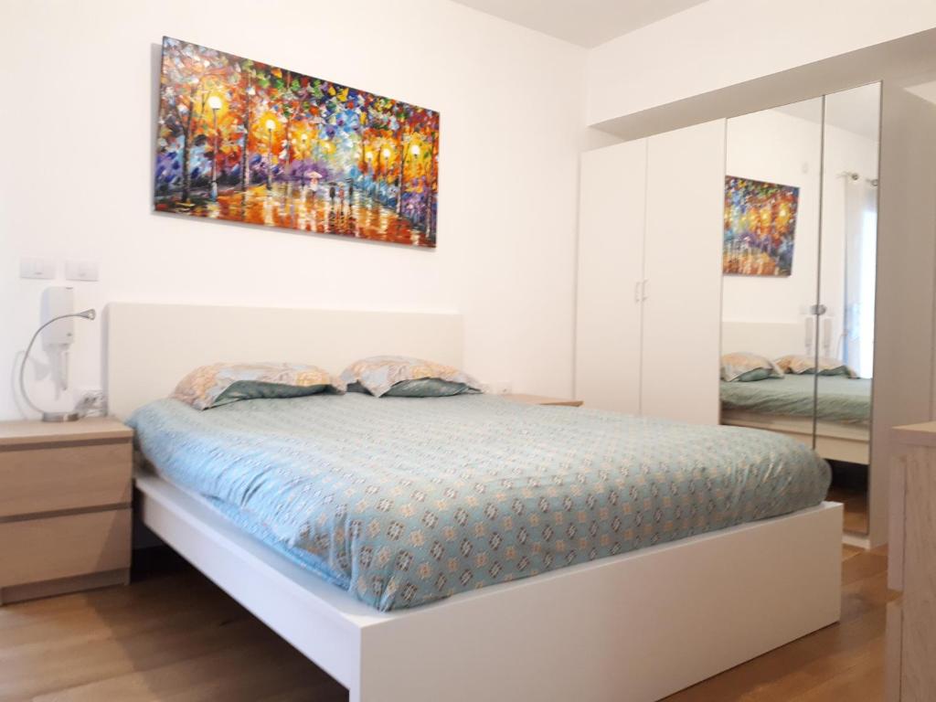 1 dormitorio con 1 cama y una pintura en la pared en Haneviim Apartment In The Heart Of Jerusalem, en Jerusalén