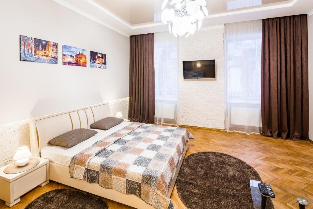 リヴィウにあるOnLviv Apartments Teatralna 23のベッドルーム(ベッド1台、テレビ付)