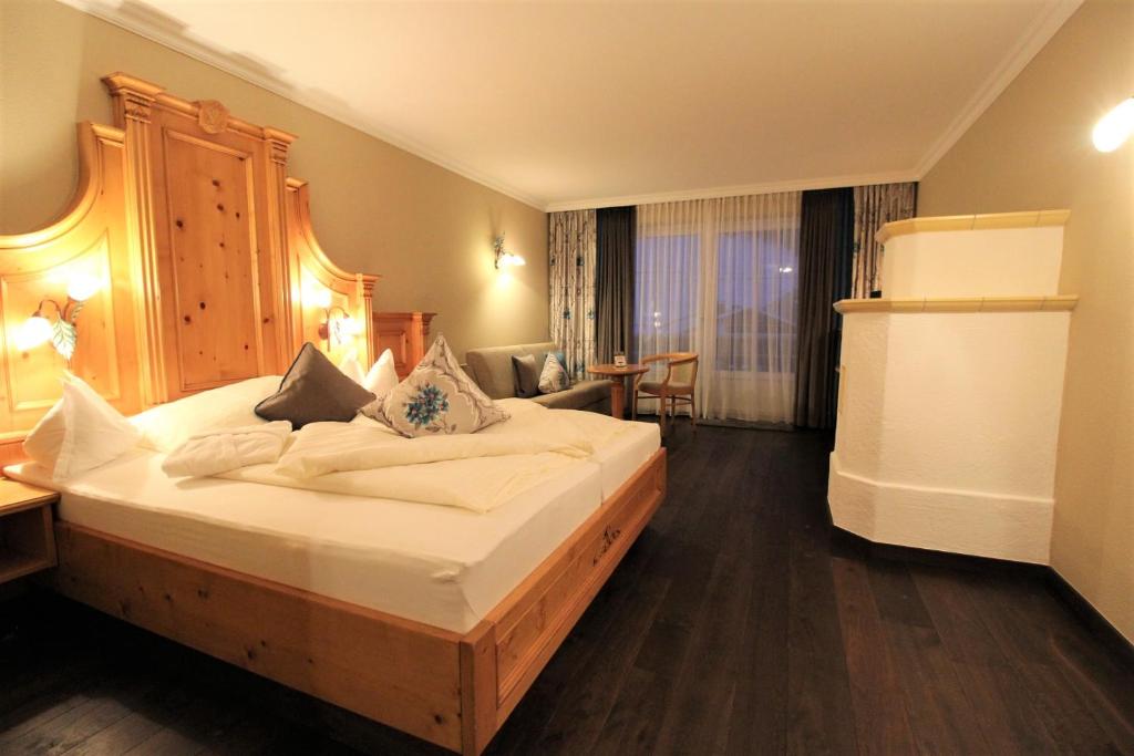 Postel nebo postele na pokoji v ubytování Alpenresidenz Ballunspitze - Kinderhotel