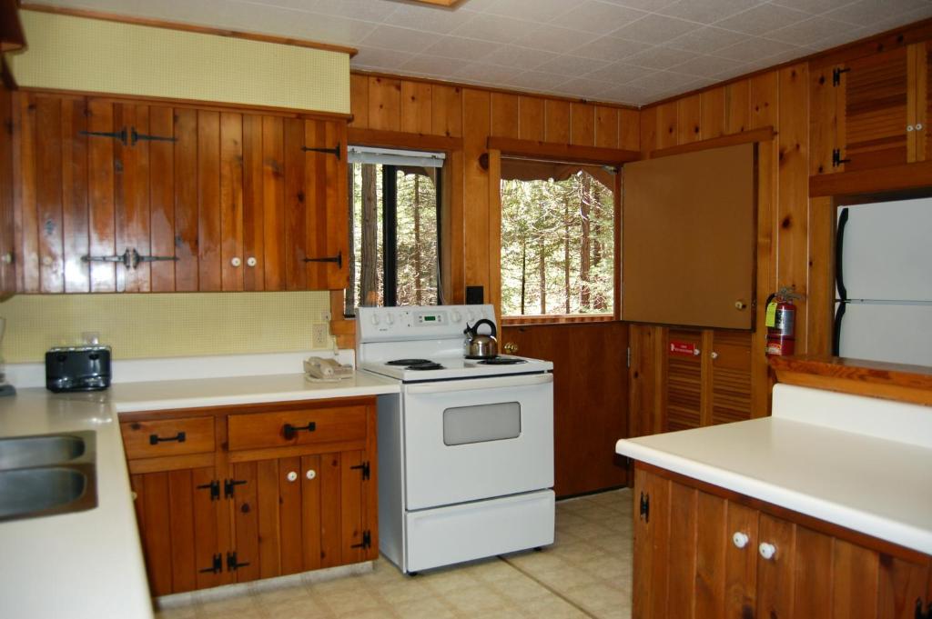 Kuchyň nebo kuchyňský kout v ubytování 9S Pine Cabin