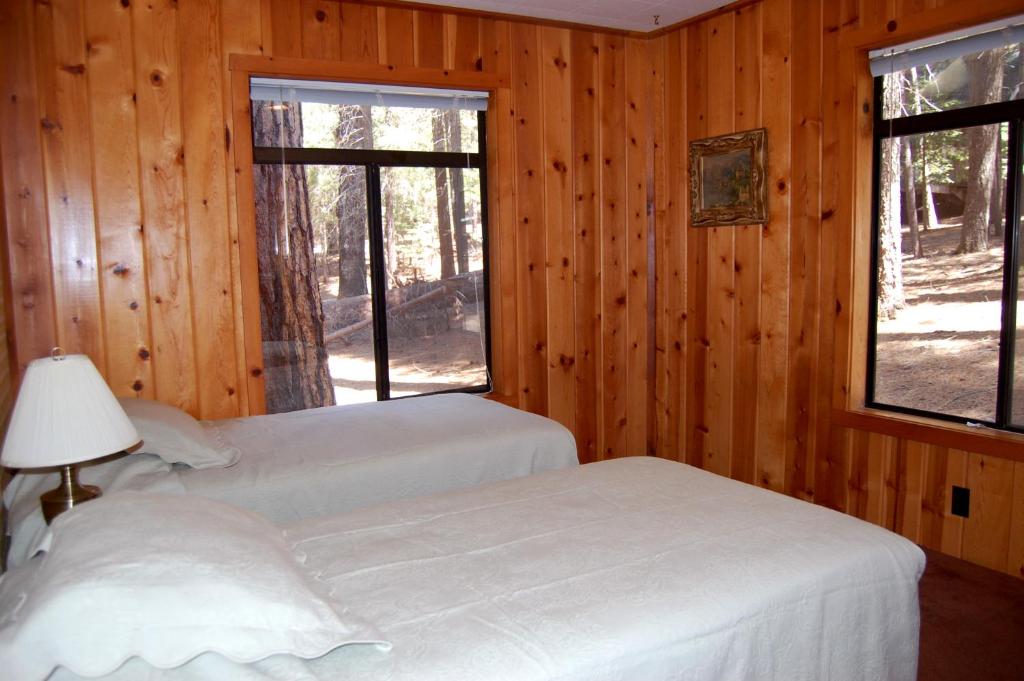 Postel nebo postele na pokoji v ubytování 9S Pine Cabin