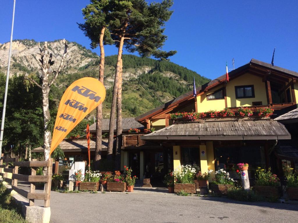 Nespecifikovaný výhled na hory nebo výhled na hory při pohledu z hotelu