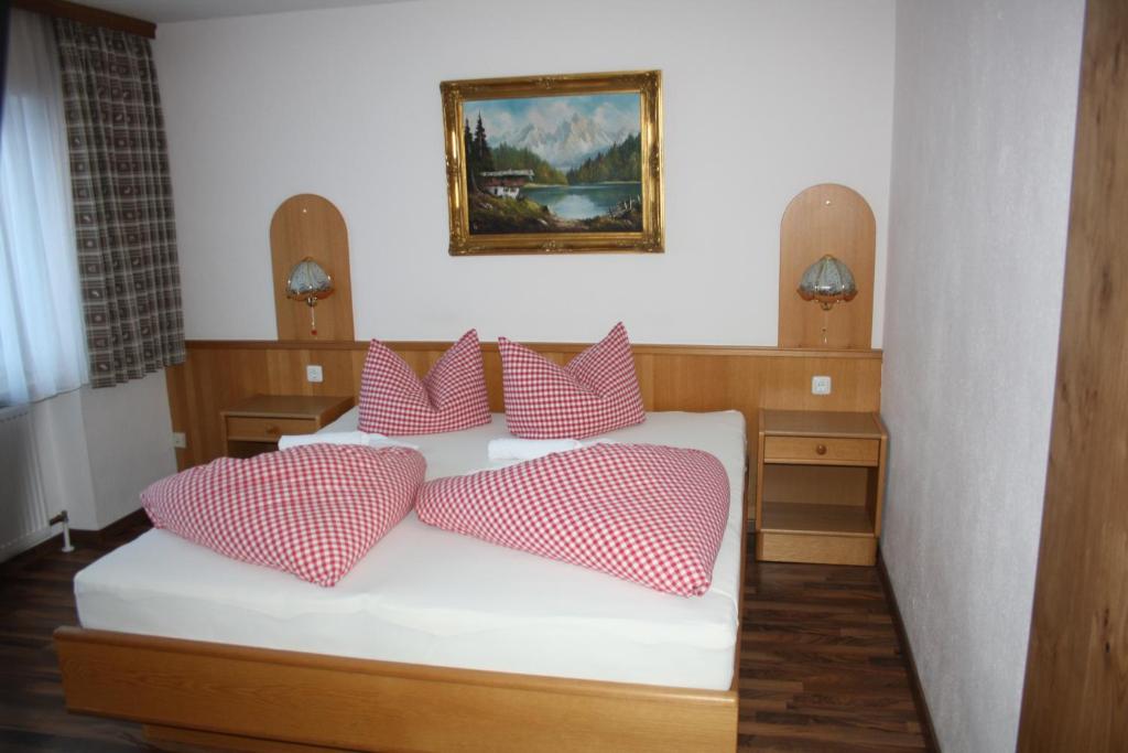 Postel nebo postele na pokoji v ubytování Landhotel Wolf