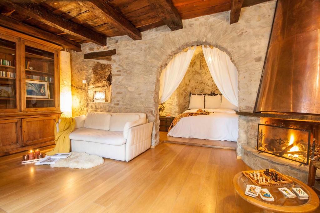 1 dormitorio con chimenea y 1 cama en una habitación en Casa del Mago, en Castelmezzano