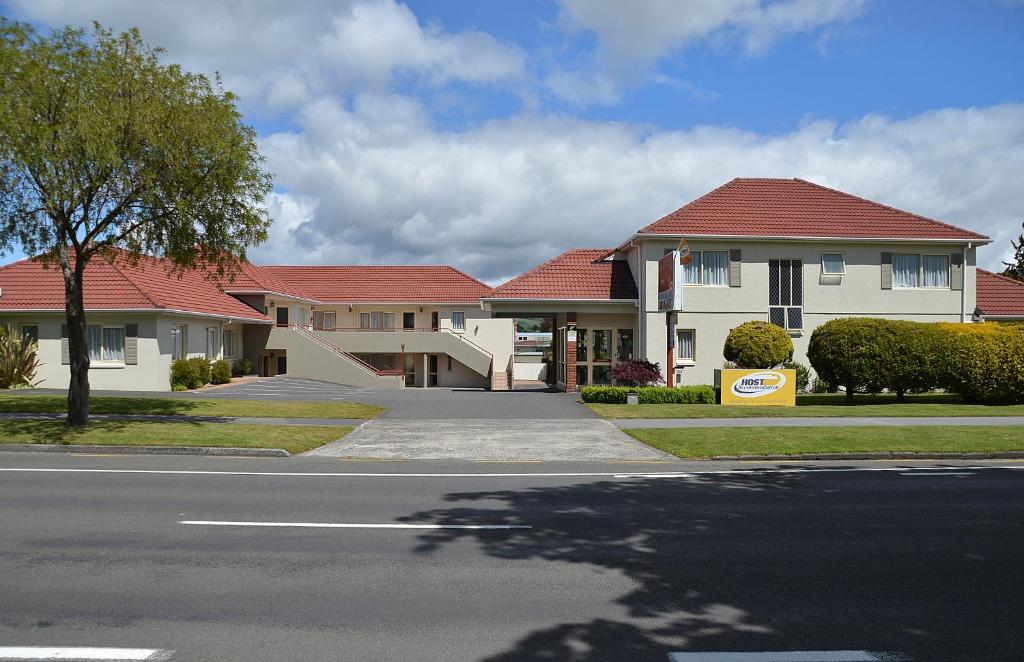 una fila de casas con techos rojos en una calle en Geneva Motor Lodge, en Rotorua