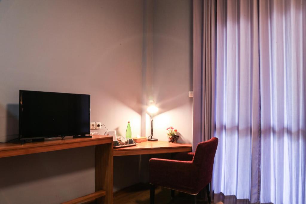 TV a/nebo společenská místnost v ubytování Wae Molas Hotel