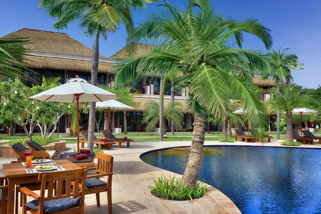 ein Resort mit einem Pool, einem Tisch und Stühlen in der Unterkunft Mali Resort Sunrise Beach in Ko Lipe
