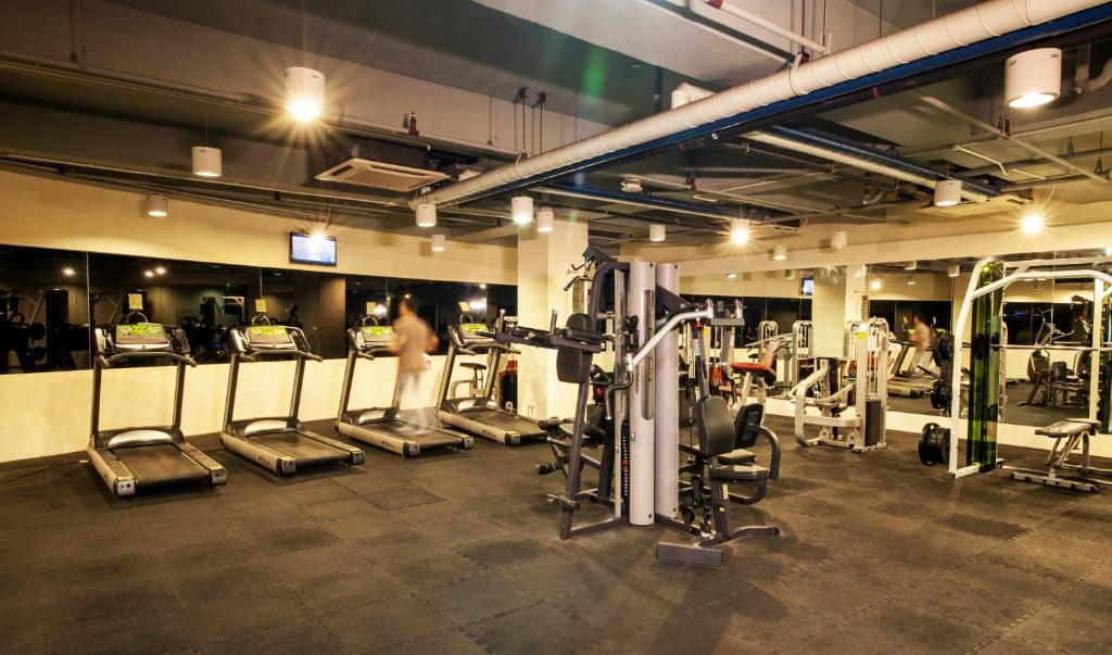 Fitness centrum a/nebo fitness zařízení v ubytování Borneo Royale Hotel