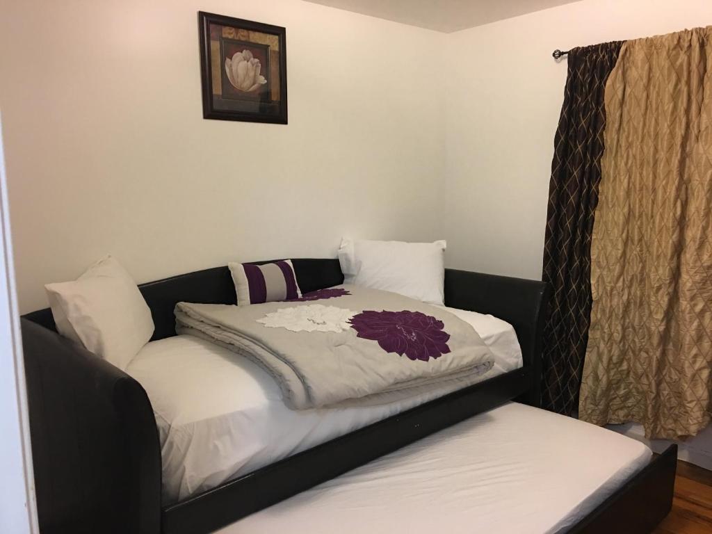 Letto o letti in una camera di Mojoy Homesuites At Runyon