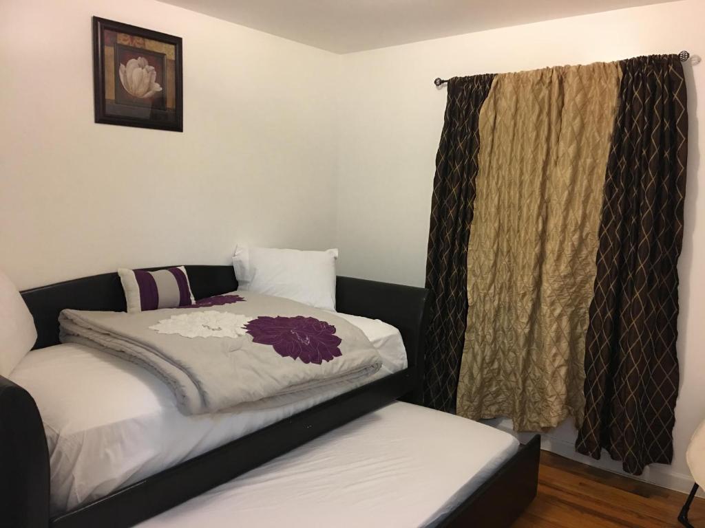 Letto o letti in una camera di Mojoy Homesuites At Runyon