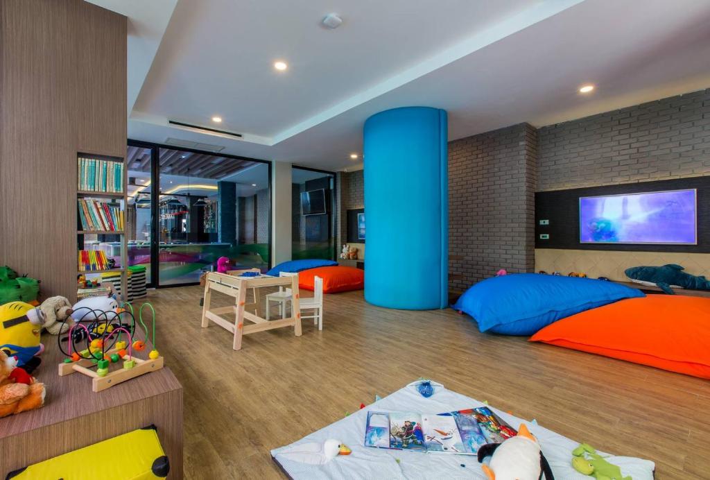 TV a/nebo společenská místnost v ubytování GLOW Ao Nang Krabi