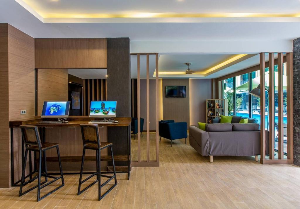 TV a/nebo společenská místnost v ubytování GLOW Ao Nang Krabi