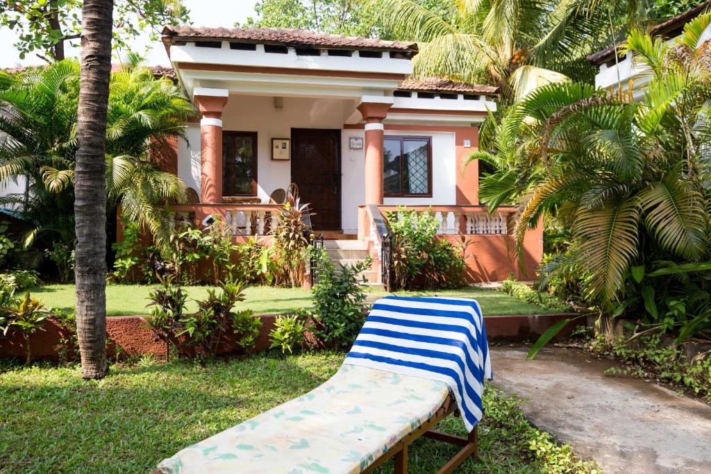 a bench sitting in front of a house at Villa La Casita in Cavelossim