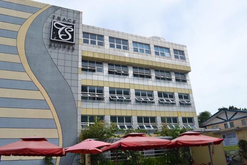 ロスバニョスにあるTrace Suites by SMS Hospitalityの大きな建物