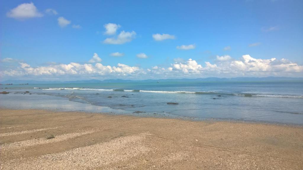 JaliapāraにあるSunset Serenityの波の波が続く砂浜