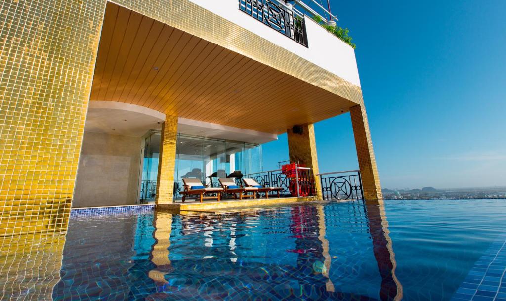Fivitel Da Nang: pool