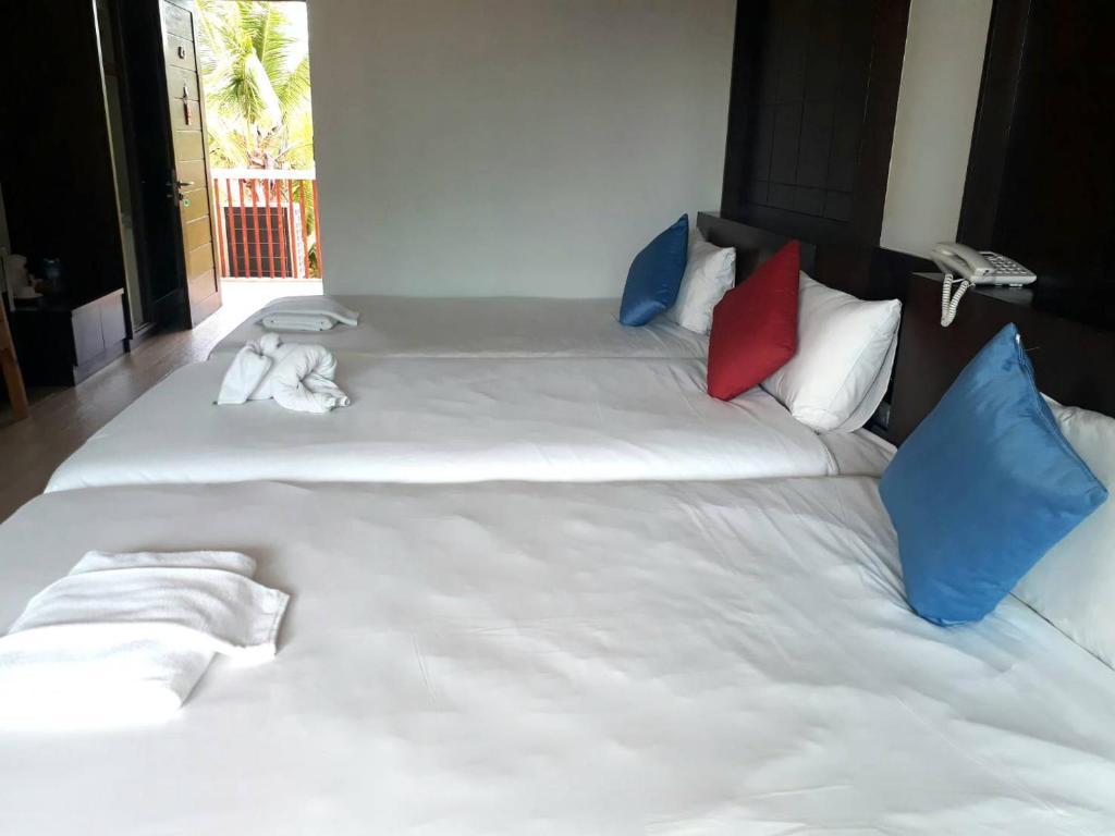Postel nebo postele na pokoji v ubytování Aonang Regent Hotel