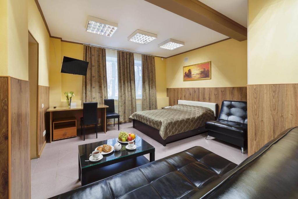 エカテリンブルクにあるAllisHotelのベッドとソファ付きのホテルルーム