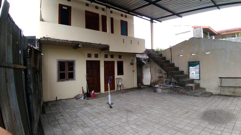 a house is being built with a courtyard at Kona backpaker syariah in Yogyakarta