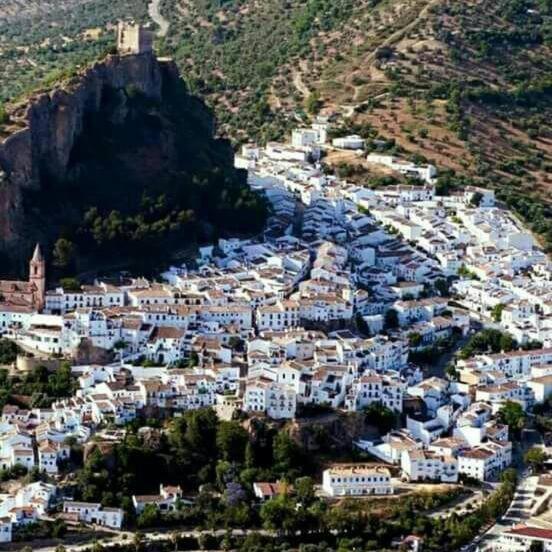 una vista aérea de una ciudad con edificios blancos en El Peñón, en Zahara de la Sierra