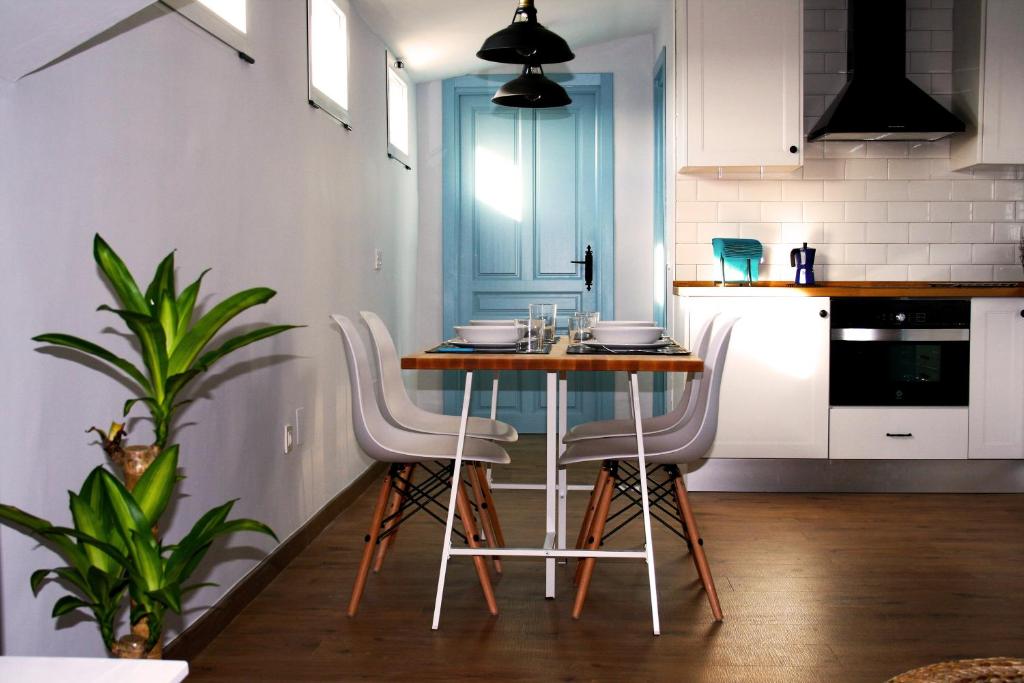 - une cuisine avec une table et des chaises dans la chambre dans l'établissement El Palomar, à Valladolid
