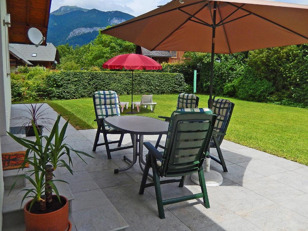 Vista generica sulle montagne o vista sulle montagne dall'interno della casa vacanze