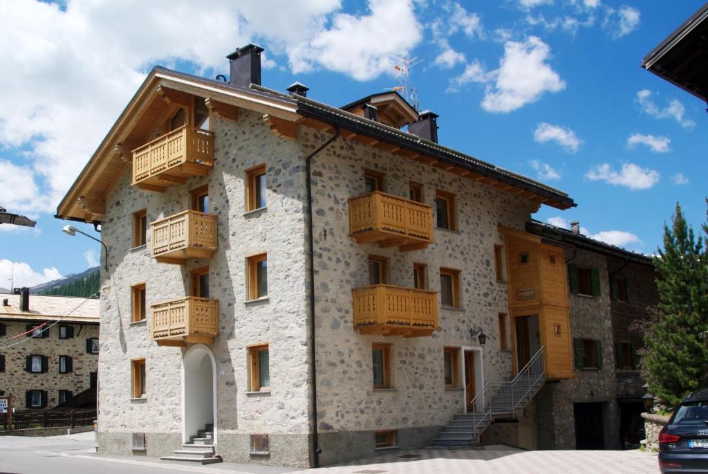 un edificio con balcones en un lateral en Chalet Alaska, en Livigno