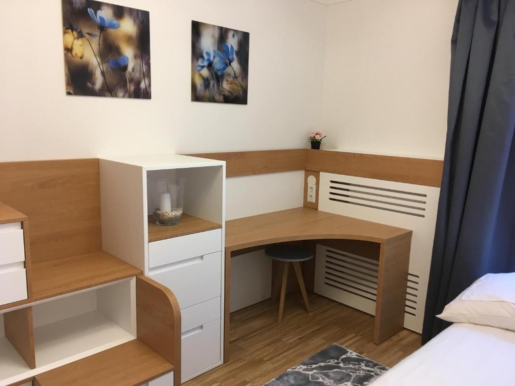 A kitchen or kitchenette at Ferienwohnung am Hauptbahnhof