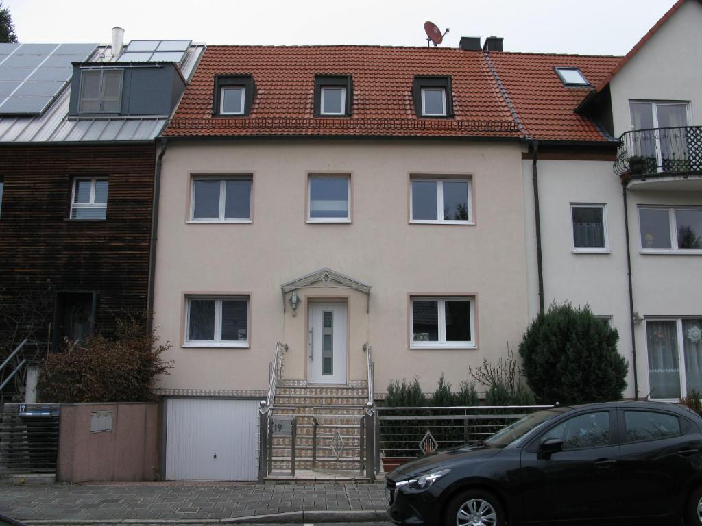 ein Haus mit einem davor geparkt in der Unterkunft Messe-/Ferienwohnung in Nürnberg