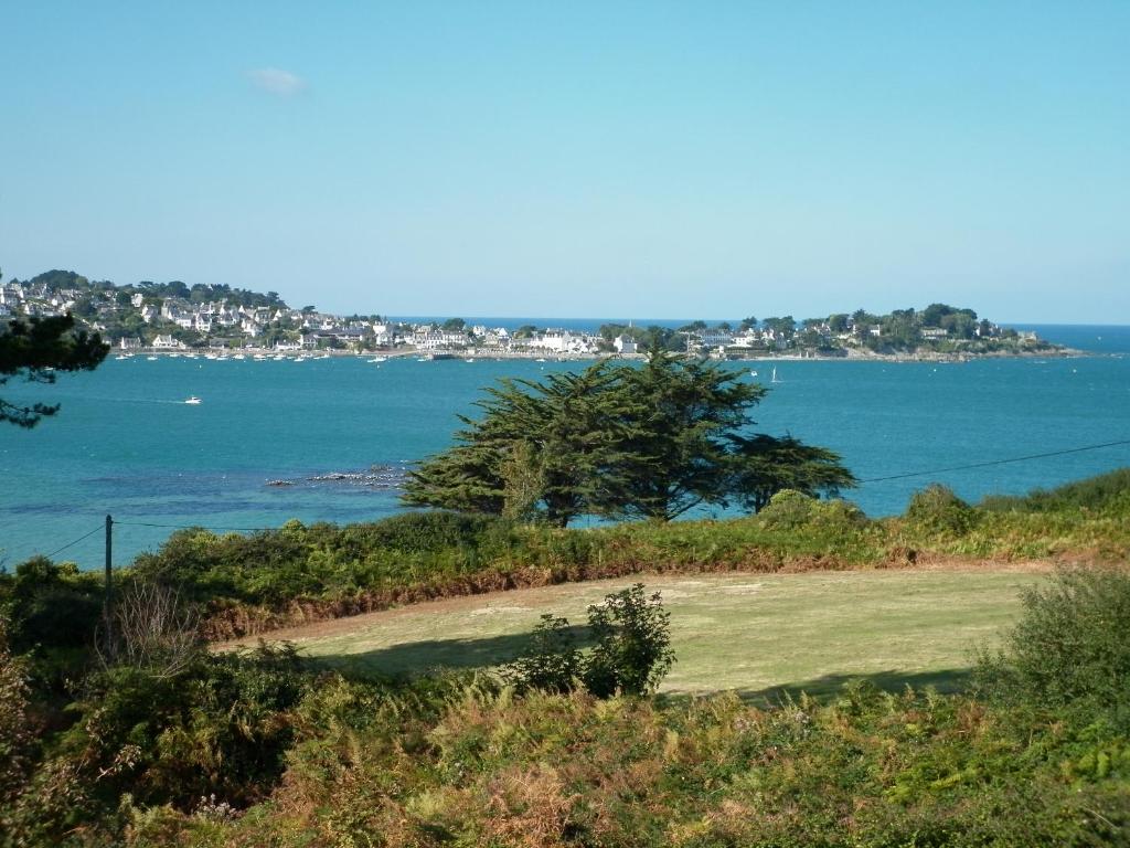 - une vue sur l'océan depuis le sommet d'une colline dans l'établissement Résidence De La Corniche - vue sur mer, à Plestin-les-Grèves