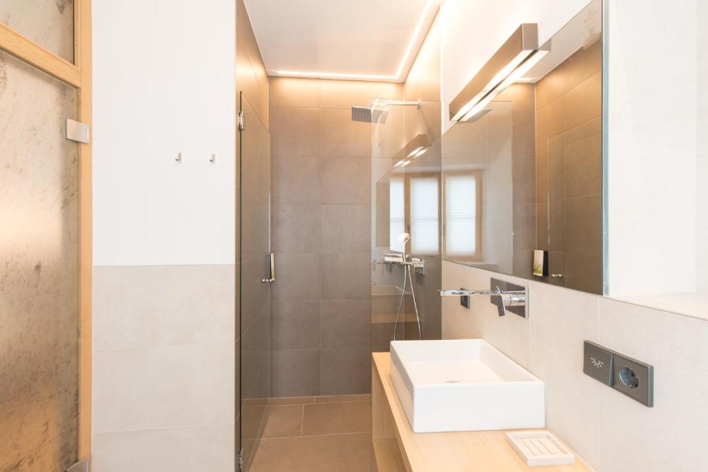 A bathroom at Belvenu Boutique Hotel