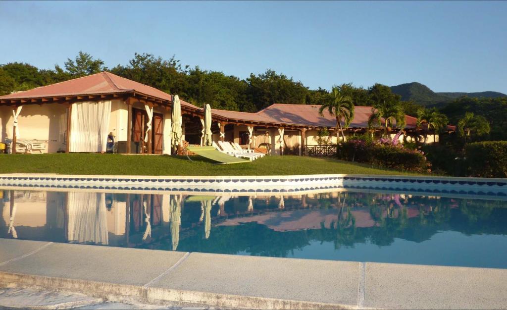 een huis met een zwembad voor een huis bij Chambre d'hotes "Villa Rayon Vert" in Deshaies