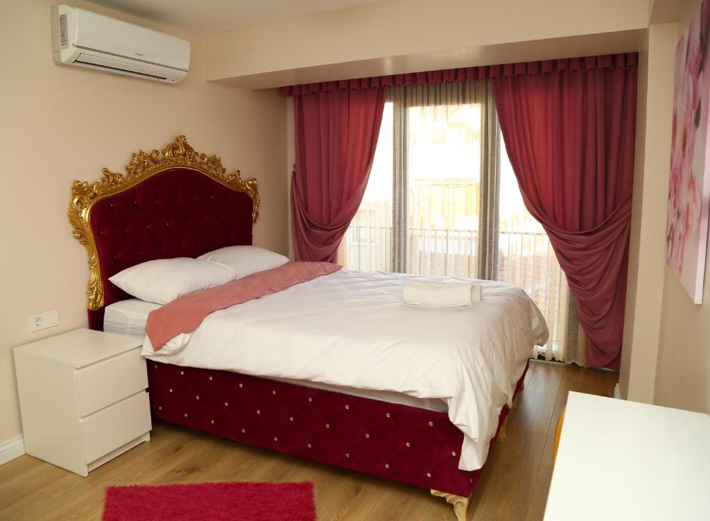 イスタンブールにあるLuxx Suite Nişantaşıのベッドルーム1室(赤いヘッドボード付きの大型ベッド1台付)