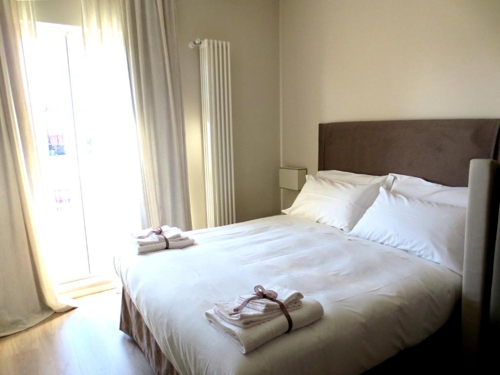 - une chambre avec un lit et 2 serviettes dans l'établissement Gatto Bianco Le Terrazze, à Bari