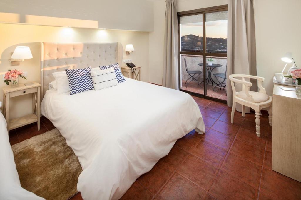 Postel nebo postele na pokoji v ubytování Hotel y Bungalows Balcón de Competa
