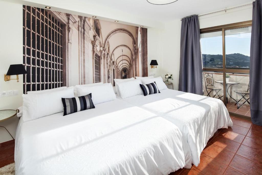 Postel nebo postele na pokoji v ubytování Hotel y Bungalows Balcón de Competa