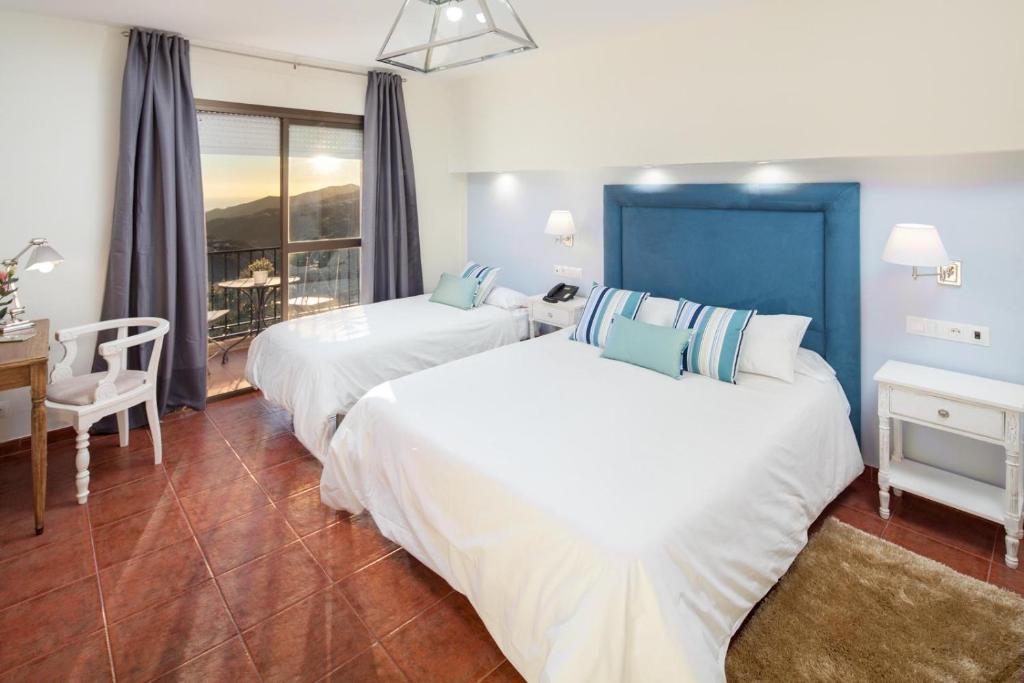 Postel nebo postele na pokoji v ubytování Hotel y Bungalows Balcón de Competa